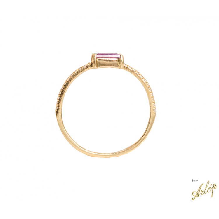 Anillo en oro  amarillo de 18 Kts. con 1amatista rectangular y brillantes.