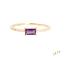 Anillo en oro  amarillo de 18 Kts. con 1amatista rectangular y brillantes.
