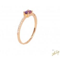 Anillo en oro rosado de 18 Kts. con 1 amatista ovalada y brillantes.