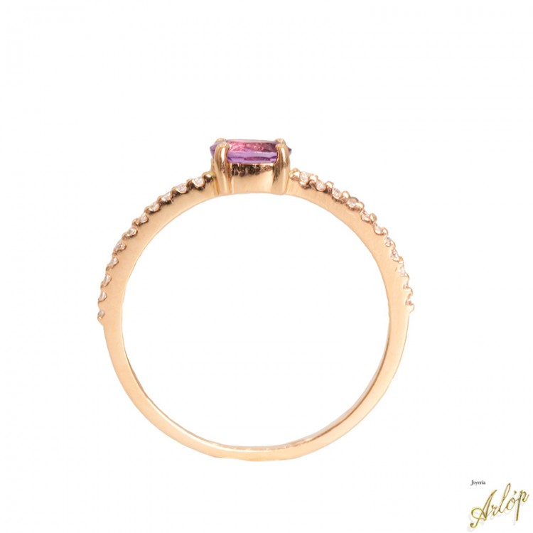 Anillo en oro rosado de 18 Kts. con 1 amatista ovalada y brillantes.