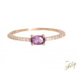Anillo en oro rosado de 18 Kts. con 1 amatista ovalada y brillantes.