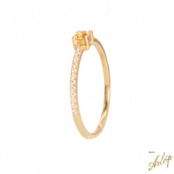 Anillo en oro  amarillo de 18 Kts. con 1 citrino redondo, amarillo y brillantes.