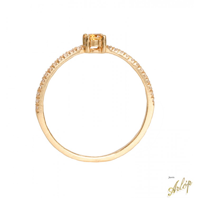 Anillo en oro  amarillo de 18 Kts. con 1 citrino redondo, amarillo y brillantes.