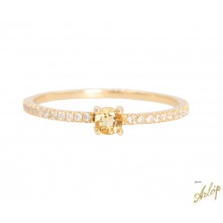 Anillo en oro  amarillo de 18 Kts. con 1 citrino redondo, amarillo y brillantes.