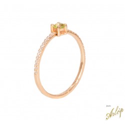 Anillo en oro rosado de 18 Kts. con 1 peridot redondo, verde y brillantes.