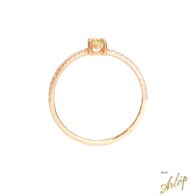 Anillo en oro rosado de 18 Kts. con 1 peridot redondo, verde y brillantes.