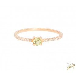 Anillo en oro rosado de 18 Kts. con 1 peridot redondo, verde y brillantes.