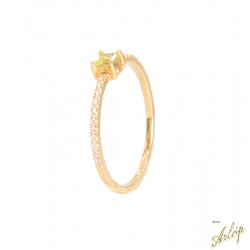 Anillo en oro  amarillo de 18 Kts. con 1 peridot verde cuadrado y brillantes.