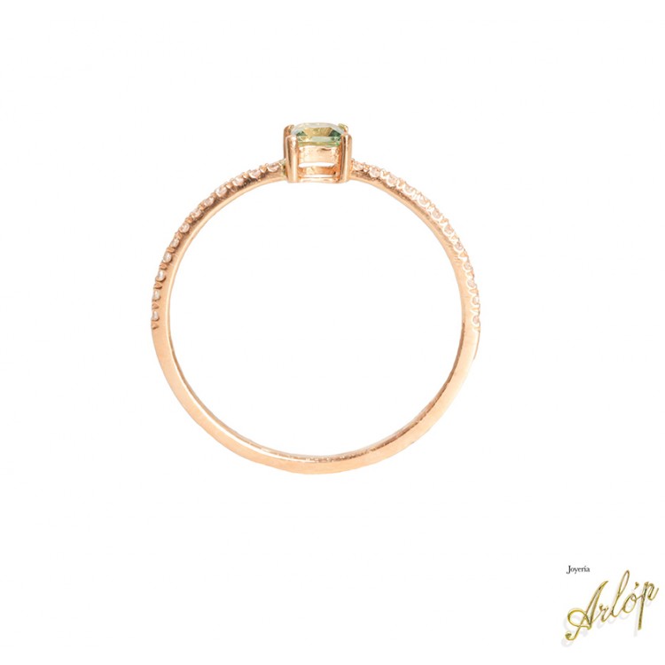 Anillo en oro  amarillo de 18 Kts. con 1 peridot verde cuadrado y brillantes.