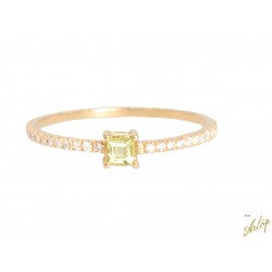 Anillo en oro  amarillo de 18 Kts. con 1 peridot verde cuadrado y brillantes.