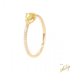 Anillo en oro  amarillo de 18 Kts. con 1 peridot gota verde y brillantes.