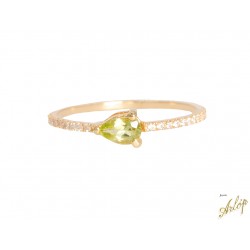 Anillo en oro  amarillo de 18 Kts. con 1 peridot gota verde y brillantes.