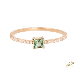 Anillo en oro rosado de 18 Kts. con 1 cuarzo verde cuadrado y brillantes.
