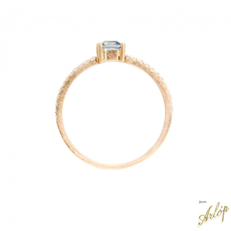 Anillo en oro  amarillo de 18 Kts. con 1 topacio London Blue cuadrado y brillantes.