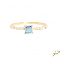 Anillo en oro  amarillo de 18 Kts. con 1 topacio London Blue cuadrado y brillantes.