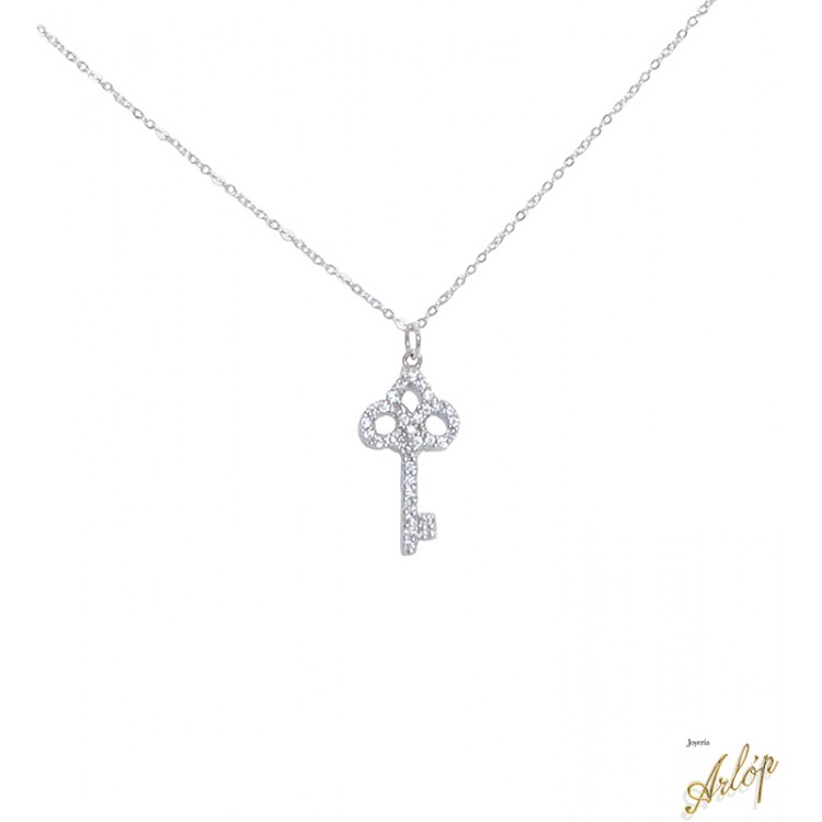 Gargantilla en oro blanco y dije llave con diamantes incrustados.