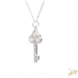 Gargantilla en oro blanco y dije llave con diamantes incrustados.