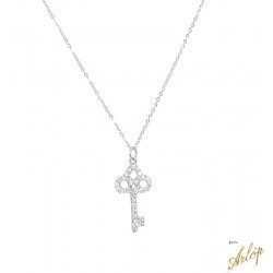 Gargantilla en oro blanco y dije llave con diamantes incrustados.
