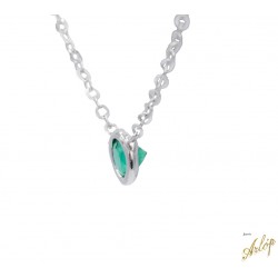 Gargantilla en oro blanco con 1 esmeralda engastada en bisel.