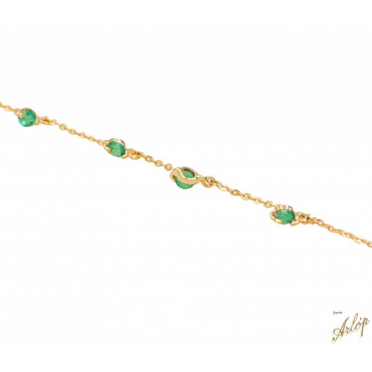 Pulsera en oro amarillo de 18 Kts con esmeraldas en uñas.