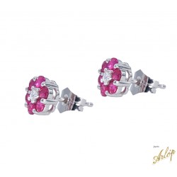 Topos flor en oro blanco de 18 kts. rubies y brillantes.