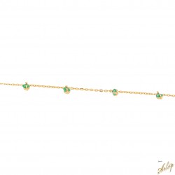 Pulsera en oro amarillo de 18 Kts con esmeraldas en uñas.