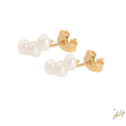 Aretes tipo ear cuff con 3 perlas de agua dulce  en oro amarillo de 18 Kts.